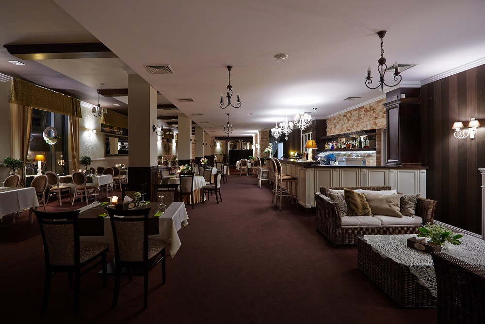 lampy-wiszace-w-restaruracji